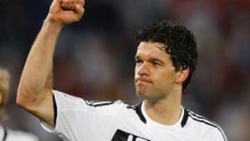 <b>AGRADECIDOS. </b>Ballack y sus compañeros agradecen el apoyo de su afición en la semifinal.
