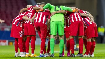 Los jugadores del Atlético antes del inicio del partido contra el Salzburgo.