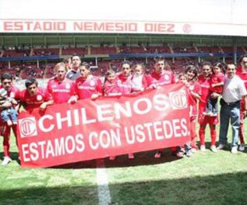 El 1 de marzo del 2010 H&eacute;ctor Mancilla anot&oacute; en el triunfo de Toluca sobre Indios y tambi&eacute;n se sum&oacute; al apoyo. En la previa, Toluca sali&oacute; con un lienzo que dec&iacute;a &#039;Chilenos, Estamos con Ustedes&#039;.