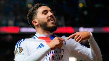 Rayan Cherki, celebrando un gol con la camiseta del Olympique de Lyon