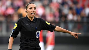 Stephanie Frappart, primera mujer árbitra en la Ligue 1 francesa