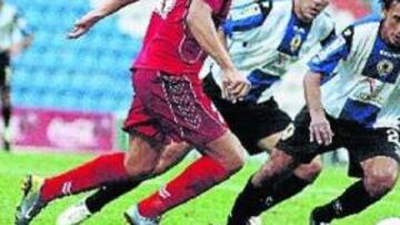 <b>SUPERADOS. </b>Marco Navas encara, con el balón controlado, a Ariel Montenegro y Rodri, los dos medios centro que alineó ayer Andoni Goikoetxea.