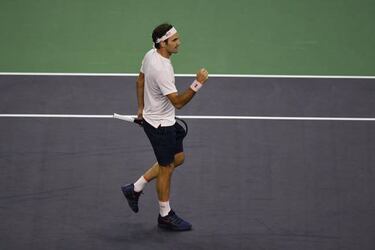 Federer opens Shanghai defence by mastering Medvedev