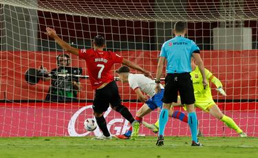 1-0. Error de Marc-André ter Stegen en la salida del balón que aprovecha Antonio Sánchez, asiste hasta en dos ocasiones y Vedat Muriqi aprovecha el segundo centro para rematar a placer el primer tanto bermellón.
