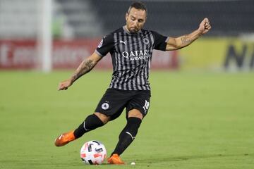 Sadd's midfielder Santi Cazorla passes the ball during the AFC Champions League group D match between UAE's Al-Ain and Qatar's Al-Sadd on September 15, 2020, at the Jassim Bin Hamad Stadium in the Qatari capital of Doha. (Photo by KARIM JAAFAR / AFP)