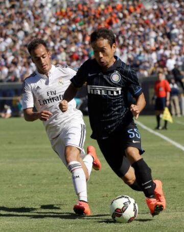 El japonés Yuto Nagatomo y Lucas Vázquez.