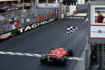 Sebastian Vettel cruza la línea de meta en primera posición. 