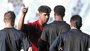 <b>PRIMER DÍA DE CLASE</B>. Rijkaard le dedicó a Kluivert los primeros apuntes del curso 2003-04. El turco Rüstü fue uno de los debutantes, mientras que Luis García volvió al escenario donde este año sí espera quedarse.