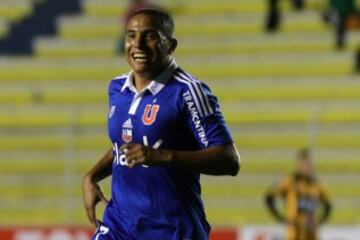 BOL01. LA PAZ (BOLIVIA), 17/03/2015.- El jugador Leandro Benegas de Universidad de Chile festeja su gol ante The Strongest hoy, martes 17 de marzo de 2015, durante un partido por la Copa Libertadores realizado en el Estadio Hernando Siles de La Paz (Bolivia). EFE/Martin Alipaz