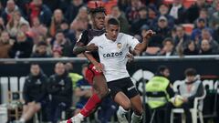 VALENCIA, 11/02/2023. El delantero del Valencia Samuel Lino (d) pelea un balón con Nico Williams, del Athletic, durante el encuentro correspondiente a la jornada 21 de Primera División que se disputa hoy sábado en el estadio de Mestalla. EFE/ Manuel Bruque.
