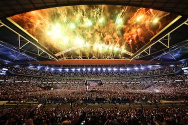 Fuegos artificiales sobre el estadio antes de la pelea por el título mundial de peso pesado del CMB entre Tyson Fury y Dillian Whyte en el estadio de Wembley el 23 de abril de 2022 en Londres, Inglaterra.