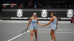 Las tenistas Paula Badosa y Aryna Sabalenka, durante un partido de dobles en la World Tennis League.