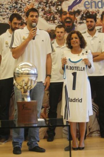 El Real Madrid de baloncesto visita el Ayuntamiento y la Comunidad de Madrid después de haber conseguido el titulo de la liga Endesa Ana Botella y Felipe Reyes