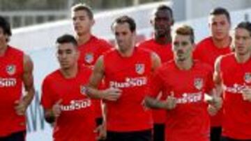 PLANTILLA. Siqueira, Vietto, Savic, Correa, Lucas, Godín, Jackson, Griezmann, Giménez, Filipe y Tiago, en una sesión de entrenamiento del Atlético.