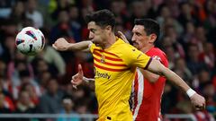 MADRID, 17/03/2024.- El delantero del Barcelona Robert Lewandowski (i) trata de escapar de Stefan Savic, del Atlético, durante el partido de Liga en Primera División que Atlético de Madrid y FC Barcelona disputan este domingo en el estadio Metropolitano. EFE/Juanjo Martín
