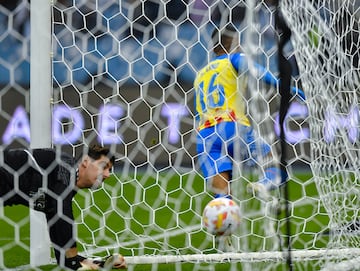 Samuel Lino celebra el empate del Valencia.