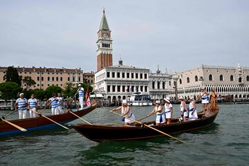 Un gran número de turistas y curiosos se congregaron en torno al Gran Canal de Venecia para presenciar la Regata Histórica anual de góndolas y 
 embarcaciones, que tiene lugar en la ciudad italiana. Se trata de uno de los
acontecimientos más antiguos que se celebran en la laguna, ya que su origen se remonta, al menos, al siglo XIII.