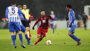 Samman Ghoddos conduce el bal&oacute;n ante los jugadores del Hertha Berl&iacute;n en la Europa League.