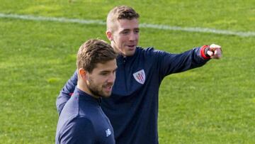 Muniain, con Iñigo Martínez en la sesión matinal de ayer en Lezama.