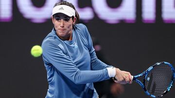 La tenista española Garbiñe Muguruza devuelve una bola durante su partido ante Sorana Cirstea WTA 1.000 de Doha, el Qatar Open, en Doha.