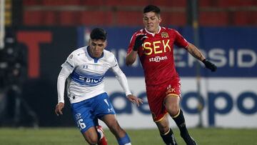 Futbol, Union Espanola vs Universidad Catolica
 Fecha 8, campeonato Nacional 2021.
 El jugador de la Union Espanola Felipe Mendez, derecha, disputa el balon con Marcelino Nunez de Universidad Catolica durante el partido de primera division realizado en el