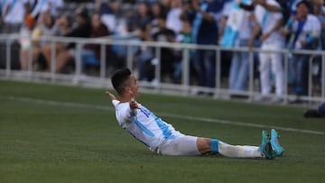 Oscar Santis celebrando una de sus anotaciones en el partido El Salvador vs Guatemala.