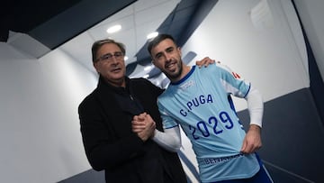 Carlos Puga, con Loren Juarros, director deportivo.