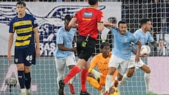 Pedro celebra uno de los dos goles que marca ante el Parma.