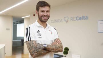 Fedor Smolov posa tras pasar el reconocimiento m&eacute;dico con el Celta.