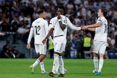 Vinicius, tras marcar el segundo gol, hizo el gesto claro de llevarse las manos al pecho y levantar las palmas, una señal habitual de disculpa dirigida a la grada, sin una celebración efusiva. El gesto fue interpretado como una disculpa por momentos anteriores del partido y por la tensión con parte del público del Bernabéu, que venía pitándole antes del gol. En el momento del gesto de perdón, se escuchó una mezcla de aplausos y silencio, con algunos pitidos aislados que se fueron apagando poco a poco.