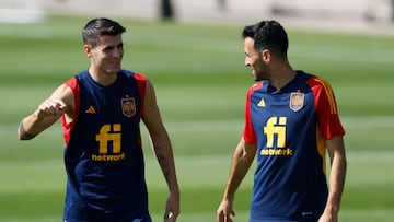 DOHA (CATAR), 29/11/2022.- Los jugadores de la selección española Álvaro Morata y Sergio Busquets (d) durante el entrenamiento de este martes en Qatar University Doha (Catar). EFE/ JUANJO MARTIN
