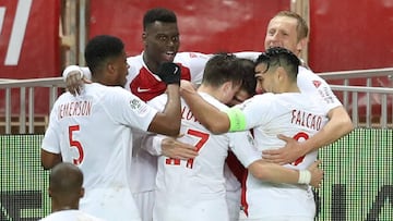 Jugadores del M&oacute;naco celebrando el primero gol de Fabregas con el equipo ante Toulouse por Ligue 1 de Francia.