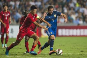 Higuain pelea por el control del balón, durante el partido amistoso disputado en Hong Kong