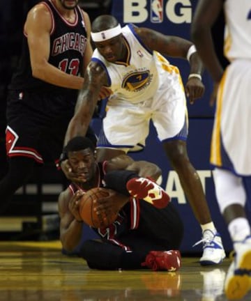 Jimmy Butler lucha con Jermaine O'Neal durante el Golden State-Chicago Bulls..