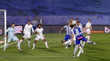Jugada del penalti de Nacho Fernández. Laguardia remata de cabeza y el balón toca en el brazo del defensa del conjunto blanco.