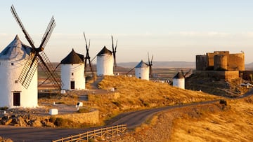 Castillo de Consuegra y molinos de viento.