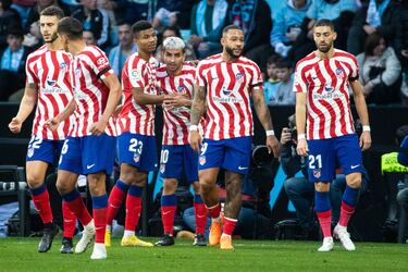 Estreno goleador del delantero neerlandés con el Atlético de Madrid. Su primer gol le dio el triunfo al conjunto rojiblanco. En la imagen los jugadores rojiblancos festejan el tanto de Memphis.