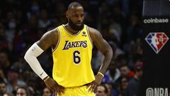 La afici&oacute;n de los Lakers carg&oacute; contra LeBron, al que pit&oacute; en la derrota angelina ante los Pelicans. Draymond Green sale en defensa del Rey.