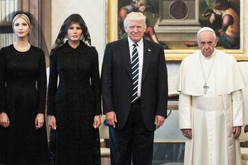El presidente de los Estados Unidos de Am谷rica, Donald Trump, y su familia, su hija Ivanka Trump y su esposa Melania Trump, se re迆nen con el papa Francisco, el 22 de mayo de 2017 en la Ciudad del Vaticano, Vaticano.