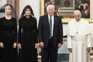 El presidente de los Estados Unidos de América, Donald Trump, y su familia, su hija Ivanka Trump y su esposa Melania Trump, se reúnen con el papa Francisco, el 22 de mayo de 2017 en la Ciudad del Vaticano, Vaticano.