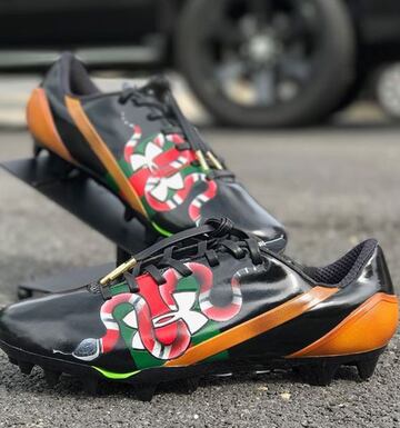 El receptor abierto de la NFL logró poner el diseño de la marca Gucci en sus tachones. 
