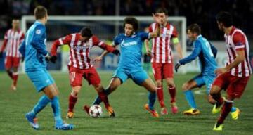 Cristian Rodriguez del Atlético de Madrid y Axel Witsel del Zenit St Petersburg durante el partido de Champions League en el estadio Petrovsky de San Petersburgo