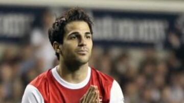 <b>DE RODILLAS. </b>Cesc quiere ir al Barcelona, pero Wenger no le deja.