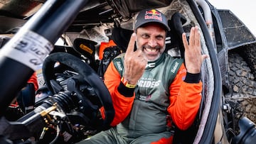 Al Attiyah celebra su victoria en el Dakar 2026.
