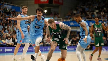 LUGO, 03/01/2026.- El pívot polaco del Unicaja Málaga, Olek Balcerowski (2d) rodeado de rivales del Breogan, en el partido de Liga Endesa de baloncesto que disputan Breogan Lugo y Unicaja Málaga, este sábado en la capital lucense. EFE/ Eliseo Trigo