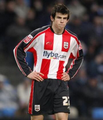 Gareth Bale del Southampton está de pie con las manos en las caderas durante su cuarto partido de la Copa FA del fútbol ronda ante el Manchester City