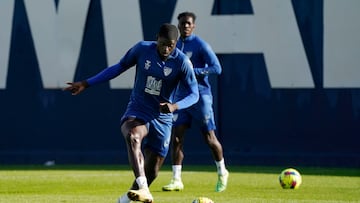 Alfred N'diaye, con Lumor al fondo, durante un entrenamiento en el Anexo.
