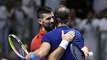 Novak Djokovic y Rafel Nadal se abrazan en su último partido.