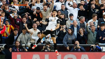 El centrocampista del Valencia Diego López celebra su gol durante el partido de la jornada 29 de LaLiga entre Valencia CF y RCD Mallorca, este domingo en el estadio de Mestalla.