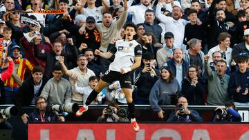 El centrocampista del Valencia Diego López (i) celebra su gol durante el partido de la jornada 29 de LaLiga entre Valencia CF y RCD Mallorca, este domingo en el estadio de Mestalla. EFE/ Ana Escobar